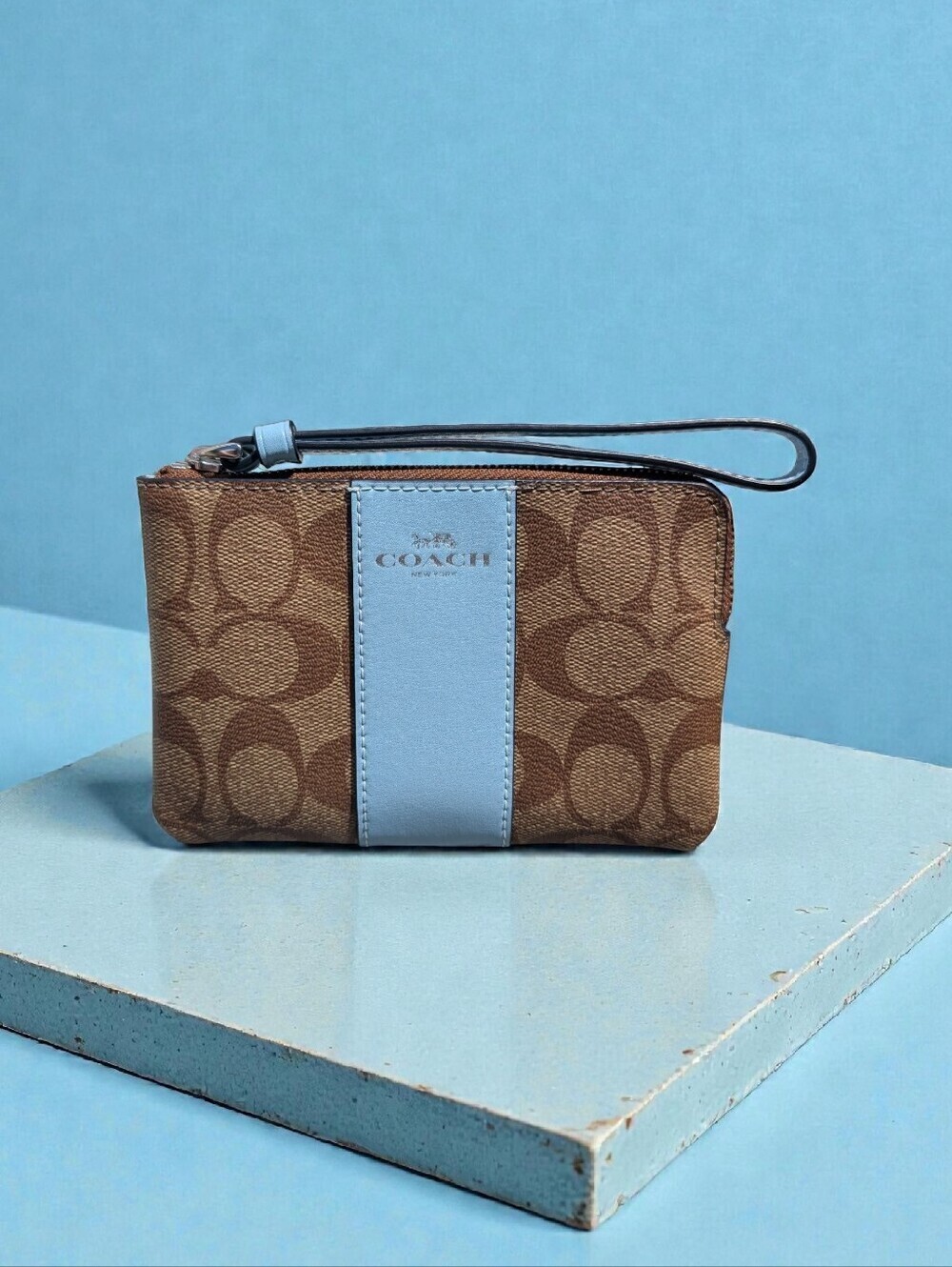 Coach Corner Zip Wristlet in Signature Canvas - Khaki/Waterfall - NWT